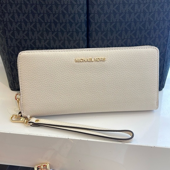 MICHAEL KORS
Leather Continental Wristlet Phone Case Wallet
Light Cream
NWT - Picture 11 of 16